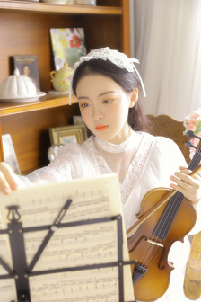 宁荣荣黑色蕾丝抹胸连衣裙